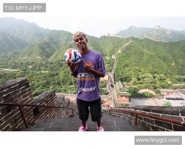 身高19米的足球明星如何在绿茵场上创造传奇与辉煌